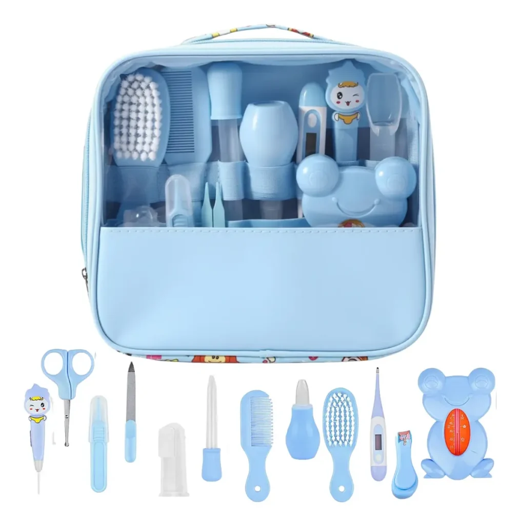 Estojo organizador aberto com kit de higiene do bebê contendo 13 peças como lixa elétrica, escova, tesoura e cortador de unhas.