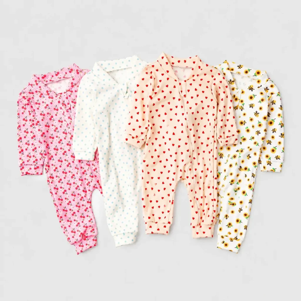 Conjunto com 4 macacões infantis canelados coloridos com fecho de zíper frontal para troca rápida de fralda.