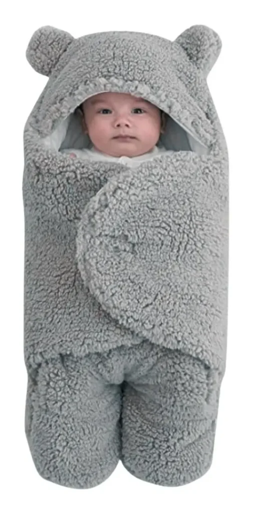 Saco de dormir para bebê em tecido peluciado cinza com capuz de orelhas de ursinho e fechamento ajustável.