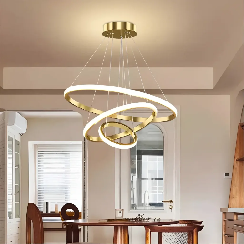 Luminária pendente de teto moderna com design de iluminação LED embutida emitida sobre o centro da sala de estar.