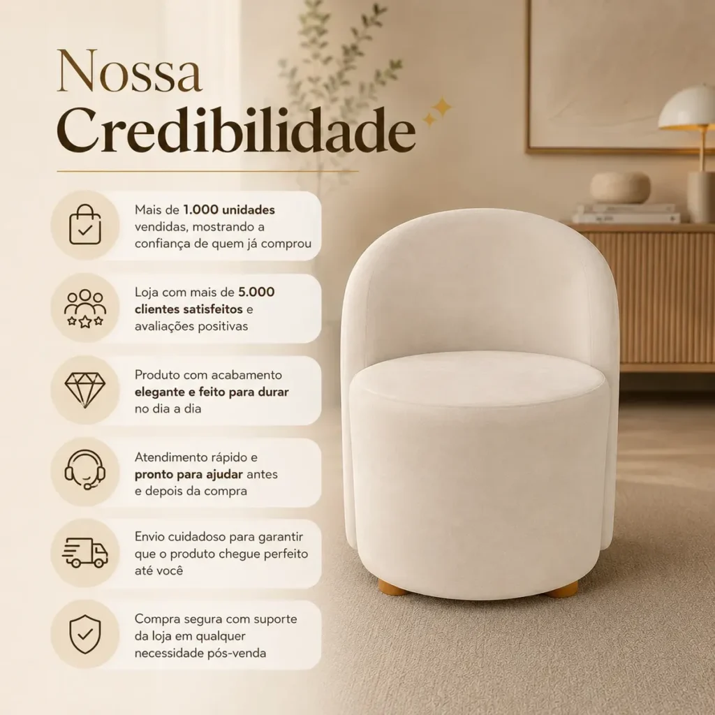 Poltrona decorativa com curvas suaves em formato orgânico e tecido bege claro posicionado ao canto da sala de estar.