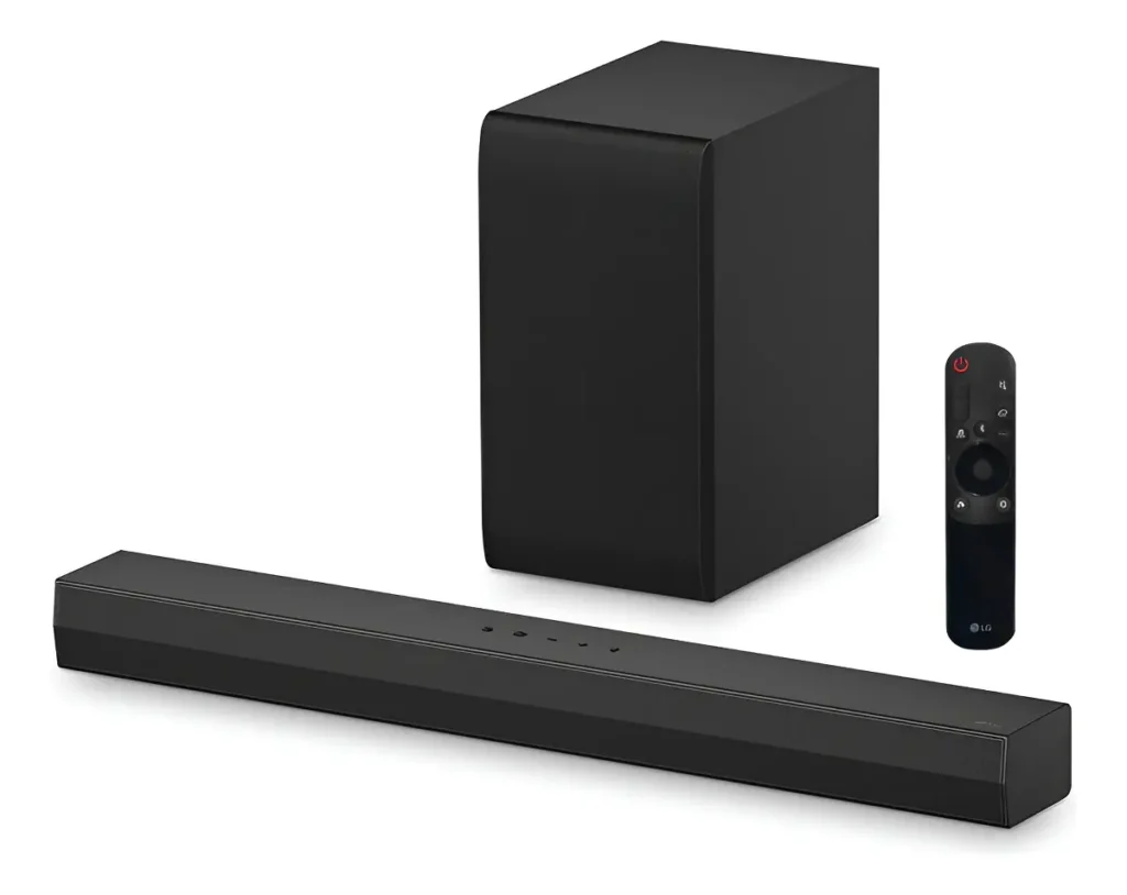 Soundbar preta compacta e subwoofer sem fio posicionados abaixo da televisão sobre o rack da sala.
