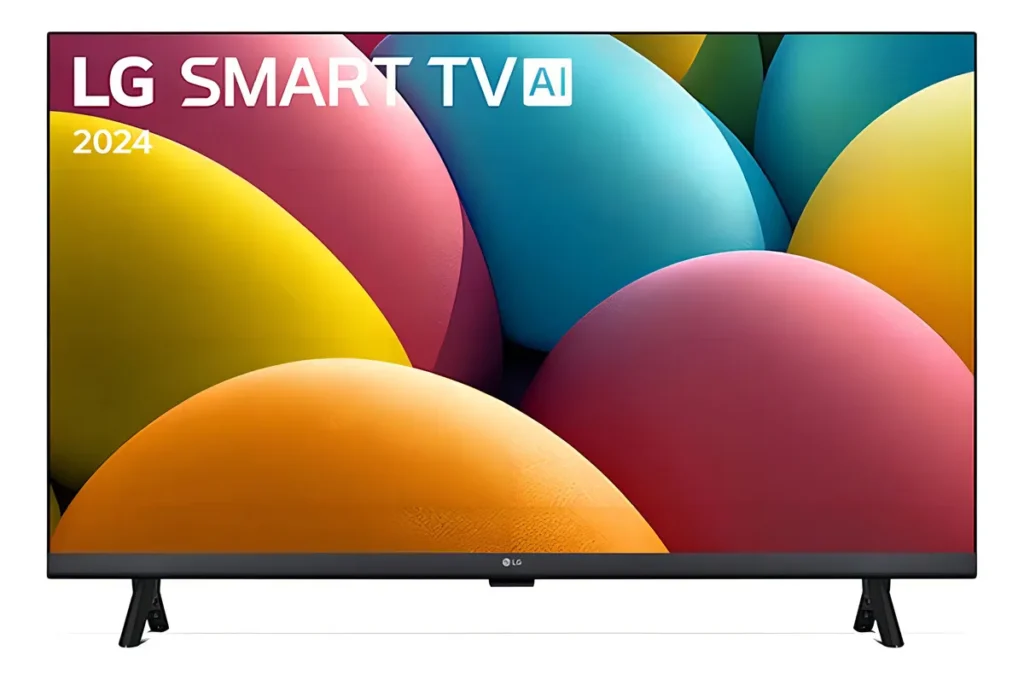 Smart TV LG de 32 polegadas instalada em painel de madeira com tela ligada exibindo menu de aplicativos de streaming.